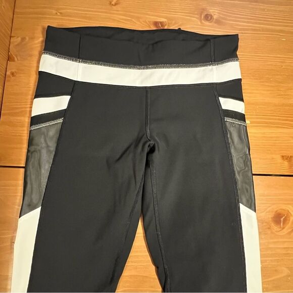 Lululemon Reflective Run Inspire Crop Black White leggings Size 4 - Picture 11 of 11